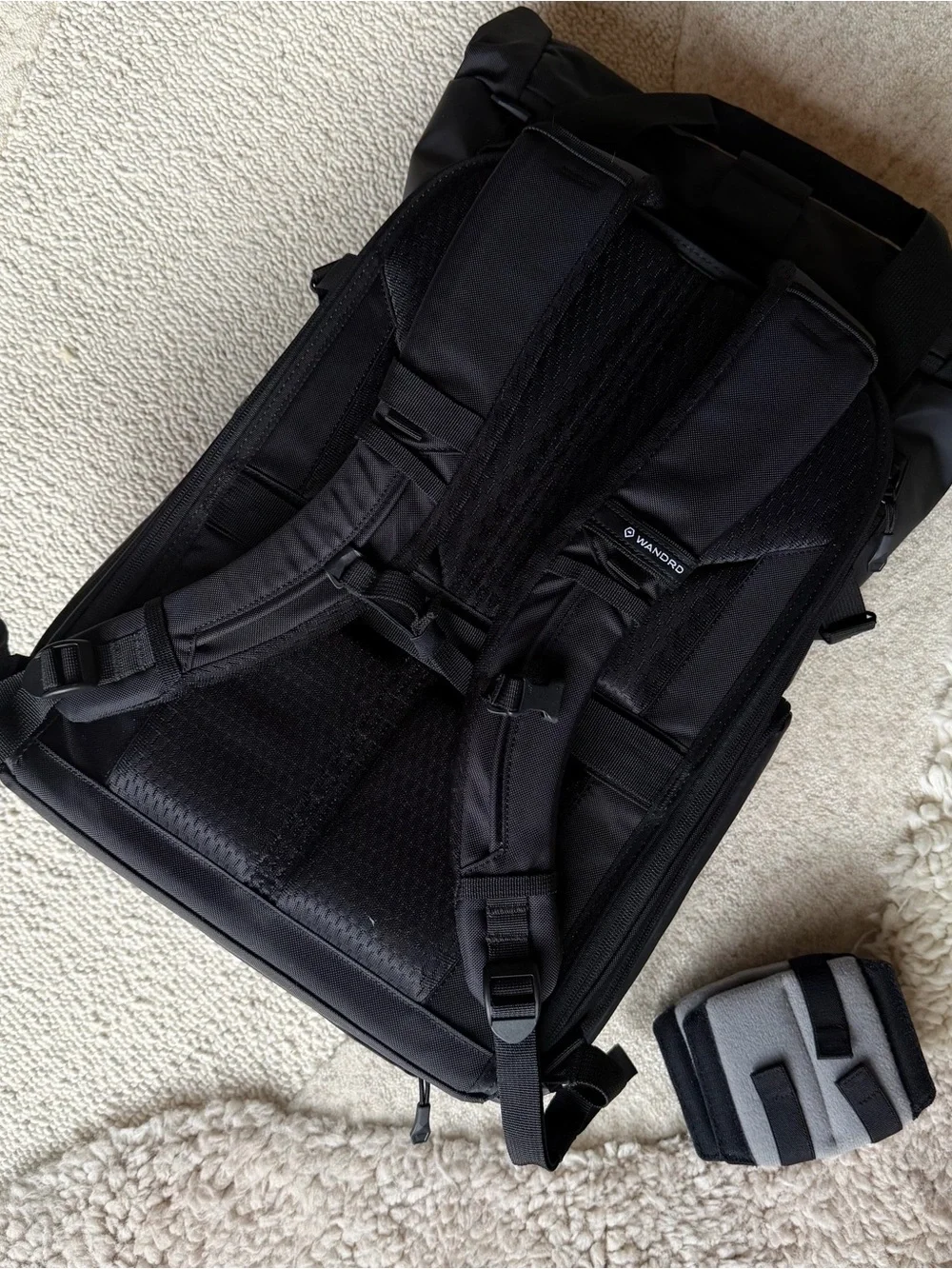 Wandrd sleek black